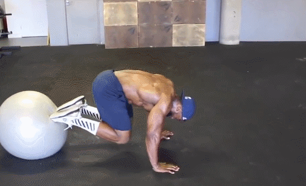 瑜伽球是健身當中不可少的一部分,它可以用來做很多事